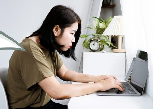猫背でパソコン作業をする女性